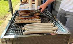 Würstchen auf dem Grill 